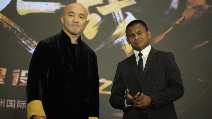 Nhất Long và Buakaw trong họp báo