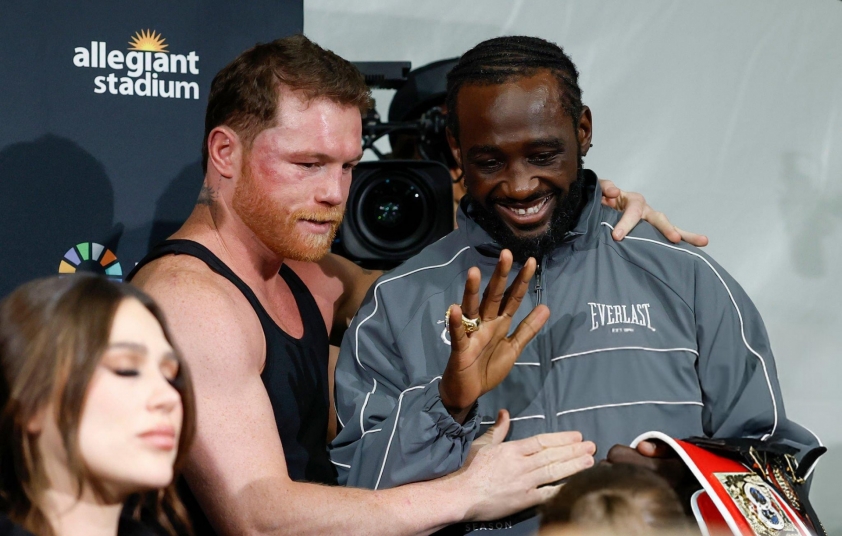 Terence Crawford (phải) muốn dành thời gian nghỉ ngơi sau màn so găng đỉnh cao với Canelo Alvarez.