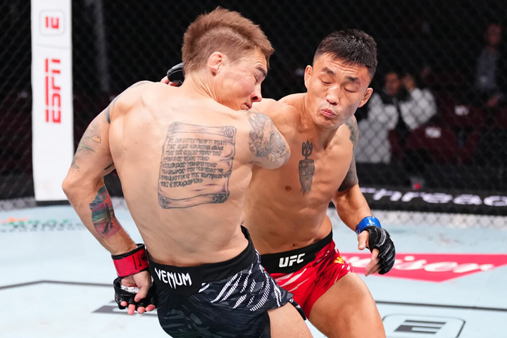 Aoriqileng chỉ 1 cú đấm đã đánh ngã đối phương Aori Qileng đánh gục võ sĩ Mỹ bằng cú đấm nhanh