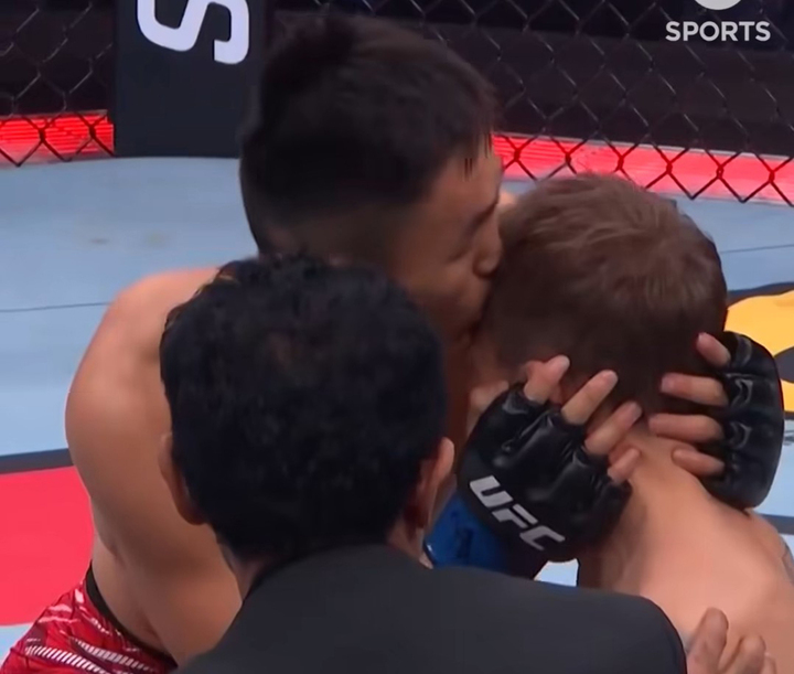 Nụ hôn của Aoriqileng Aori Qileng thể hiện sự tôn trọng với đối thủ