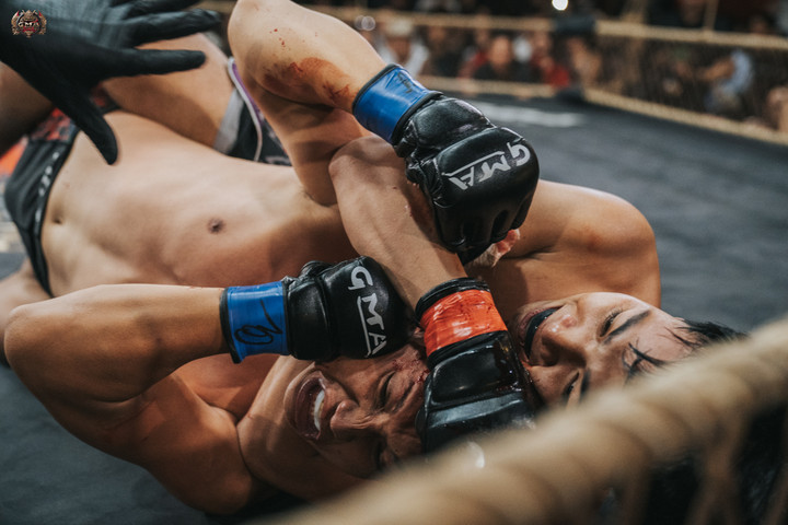 Nguyễn Trần Tự Do bị khóa siết trong trận đấu