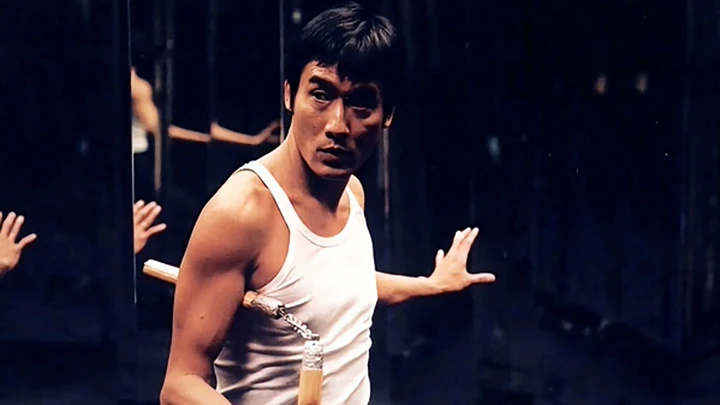 Lương Gia Huy tái hiện Lý Tiểu Long với côn nhị khúc