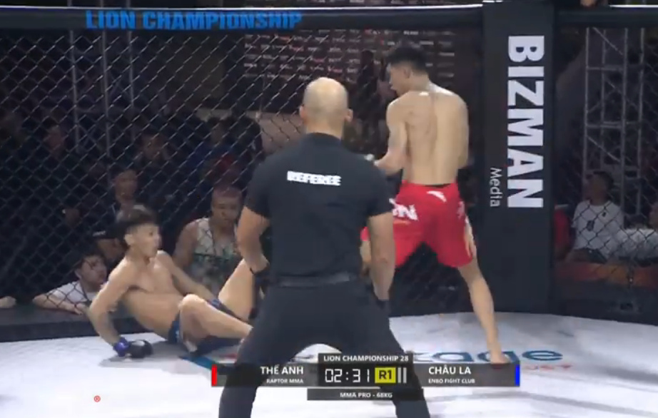 Châu La (quần xanh) ngã xuống sàn đấu