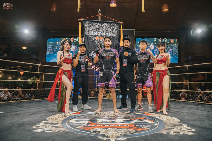 Bùi Văn Hùng ăn mừng chiến thắng