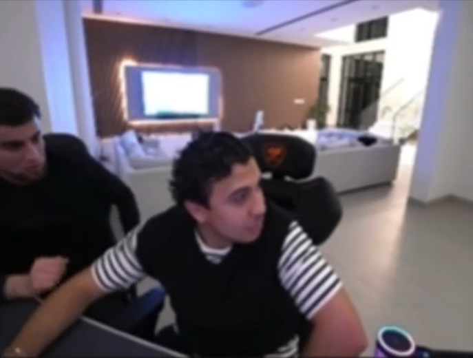 Streamer mời võ sĩ Shovhal Churchaev trên livestream Nam streamer và võ sĩ xuất hiện trên livestream