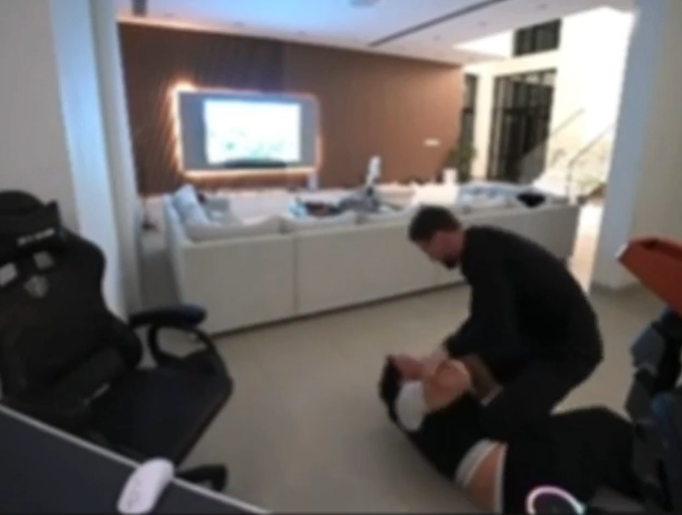 Căng thẳng leo thang trong buổi livestream Streamer và võ sĩ vật lộn trên ghế