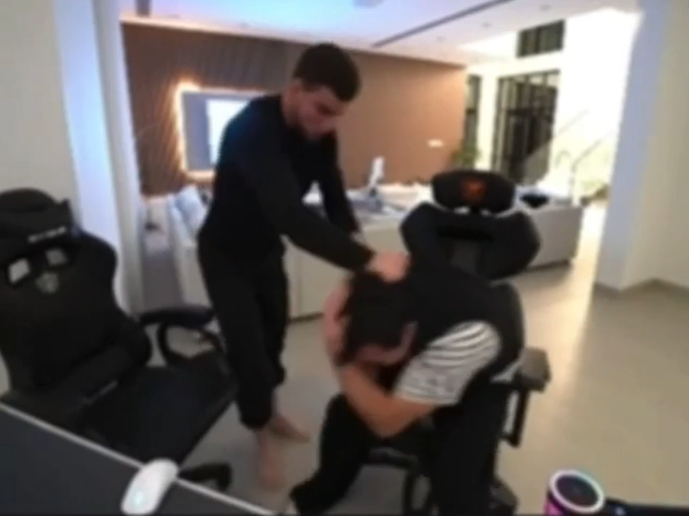 Nam streamer gây chú ý bằng hành động gây sốc Streamer thu hút người xem bằng chiêu trò gây sốc